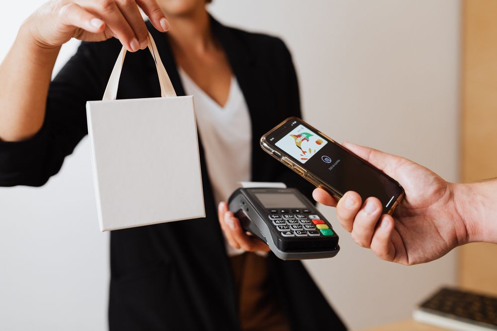 Xaridor terminalda telefon bilan toʻlamoqda